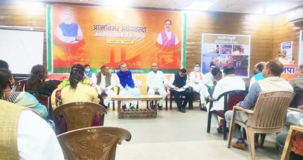 राज्य सरकार के झूठे वायदों और अधूरी योजनाओं को कार्यकर्ता पहुंचाएं जन-जन तक - रमन
