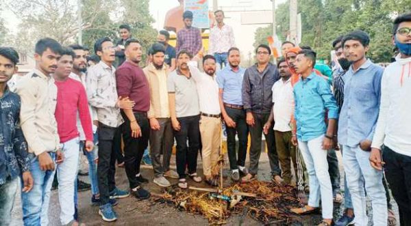 युकां ने पूर्व मंत्री मूणत का पुतला फूंका