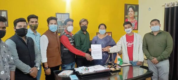 मूर्ति स्थापित और राशि स्वीकृत करने की मांग