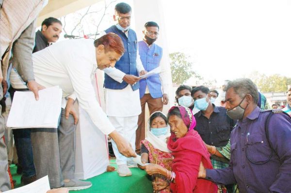 अकबर ने विपत्तिग्रस्त परिवार को दिये दो-दो लाख के चेक