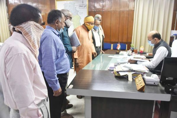 खम्हरिया के खेल मैदान में अतिक्रमण, गंदगी फैलाने की खिलाडिय़ों ने की शिकायत