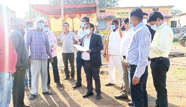 संभागायुक्त ने वृन्दावन गौठान का किया निरीक्षण लापरवाही पर जताई नाराजगी