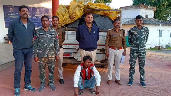 कोयला लोड पिकअप सहित चालक गिरफ्तार