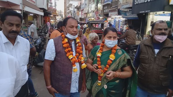 जमानत से छूटे पति को स्कूटी में लेने पहुंची छन्नी साहू