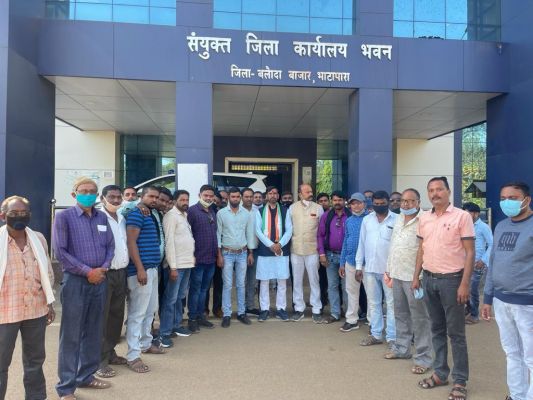ट्रैक्टर संघ लवन परिक्षेत्र के द्वारा रायल्टी मुहैया कराने कलेक्टर को ज्ञापन सौंपा