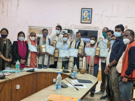 टीकाकरण में योगदान देने वाले विभिन्न विभागों के कर्मचारियों का सम्मान