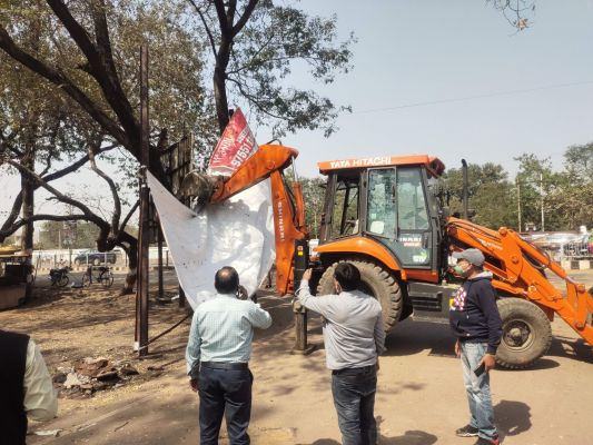 दुर्ग में निगम ने तोड़े होर्डिंग्स