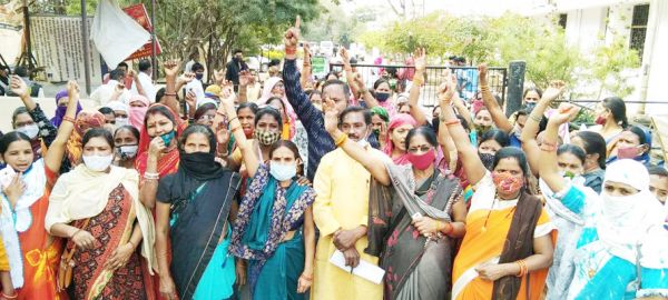 मितानिनों ने भवन हस्तांतरन का किया विरोध