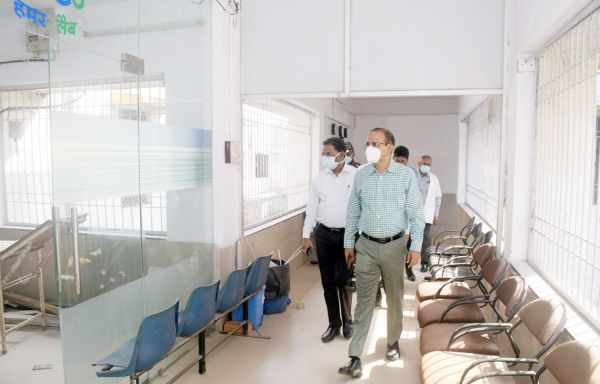 कलेक्टर ने ‘हमर लैब’ का किया निरीक्षण