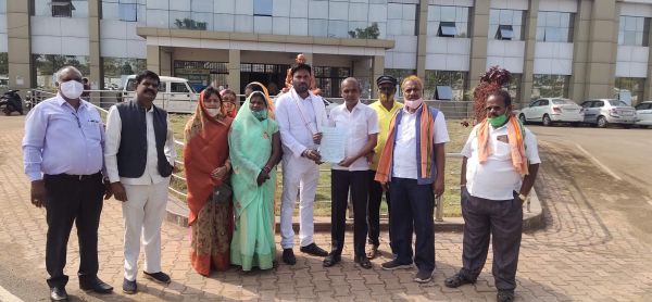 गुरुर नपं अध्यक्ष के खिलाफ पार्षदों ने अविश्वास प्रस्ताव के लिए सौंपा ज्ञापन