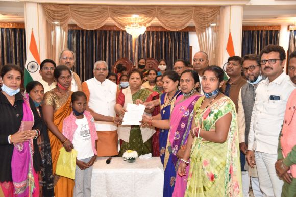 पीएम आवास वसूली मामले की राज्यपाल से की शिकायत, जगदलपुर से 25 हितग्राही भी पहुंचे