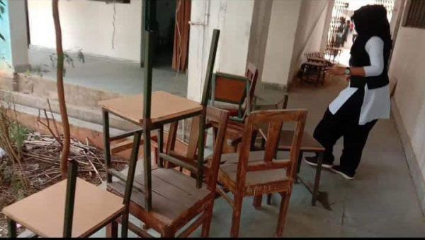 खराब फर्नीचर को लेकर बीकॉम के छात्रों ने जताई नाराजगी