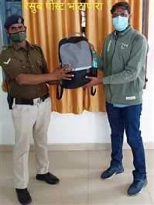 ट्रेन में छूटा यात्री का बैग, आरपीएफ ने मालिक को बुलाकर दिया वापस
