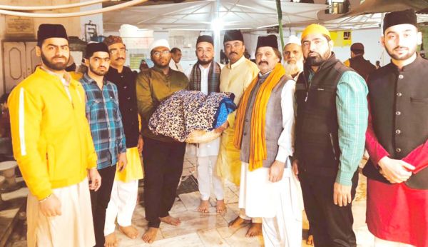 नपा अध्यक्ष ने चादर पेश कर सुख शांति समृद्धि की दुआ मांगी