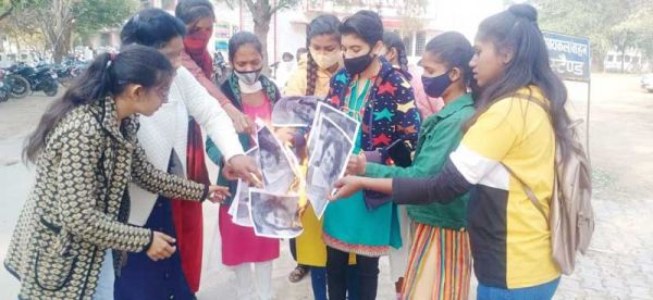 अभाविप ने प्रियंका का पोस्टर जलाकर किया विरोध