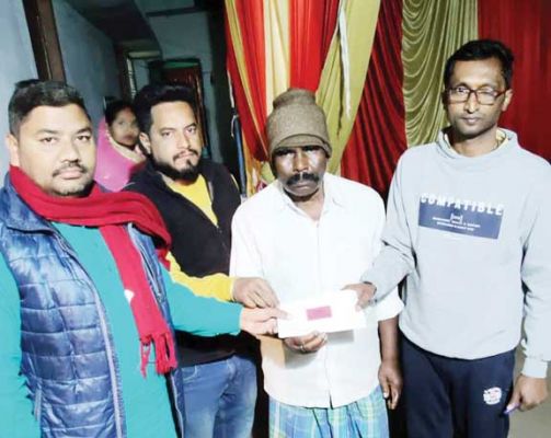 पार्षद दीपक ने की जरूरतमंद परिवार की आर्थिक मदद