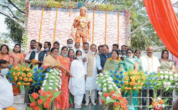 सीएम ने वीर गुण्डाधुर की प्रतिमा का किया वर्चुअल लोकार्पण