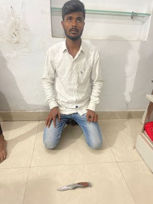 शराब पिलाने वालों पर पुलिस हुई सख्त, चेकिंग में दो चाकूबाजों को भी दबोचा