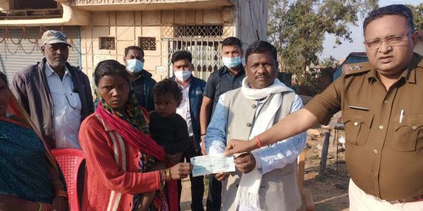 हाथी के हमले से मौत,  पत्नी को क्षतिपूर्ति राशि पौने 6 लाख का चेक