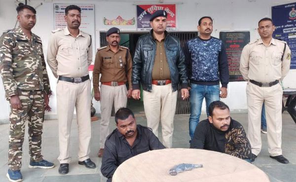 देशी कट्टा लहराकर धमकाने के आरोप में 2 बंदी