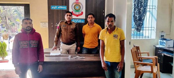 चांदी का मुकुट चोरी, दो पकड़ाए