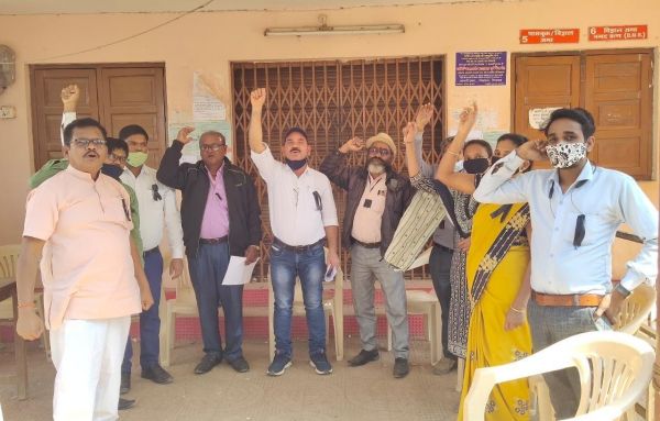 वेतन वृद्धि की मांग को लेकर सहकारी बैंक अधिकारी-कर्मियों ने दिया धरना