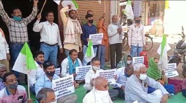 सडक़ निर्माण प्रभावितों को मुआवजे की मांग, स्वाभिमान मंच ने किया प्रदर्शन