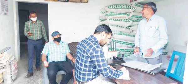 खाद बिक्री में मिली गड़बड़ी, दुकानें सील