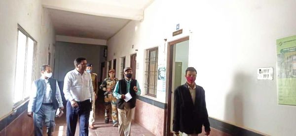 कलेक्टर ने किया विभागीय कार्यालयों का निरीक्षण