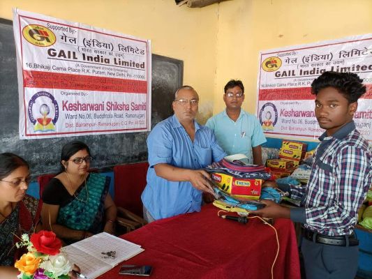 शारदा बाल निकेतन हाईस्कूल में 250 बच्चों को नि:शुल्क गणवेश