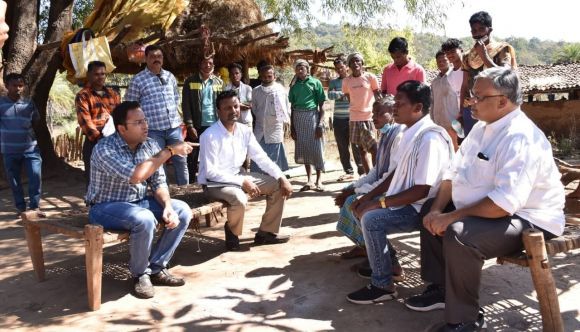 परिवारों का हाल जानने कलेक्टर पहाड़ पार गांव पहुंचे