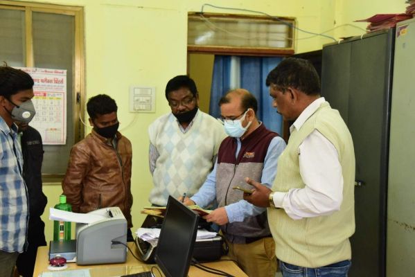 2 दर्जन कर्मी मिले गैरहाजिर, नोटिस