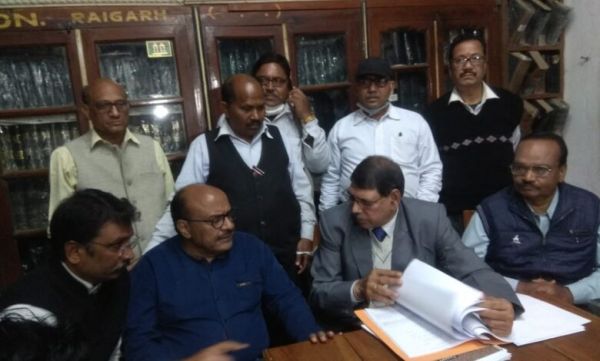 वकीलों ने दी राजस्व न्यायालय बहिष्कार की चेतावनी