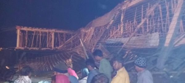 निर्माणाधीन दो मंजिला इमारत भरभरा कर गिरी