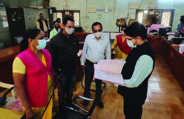 आयुक्त ने किया विभागों का औचक निरीक्षण, रजिस्टर जांच