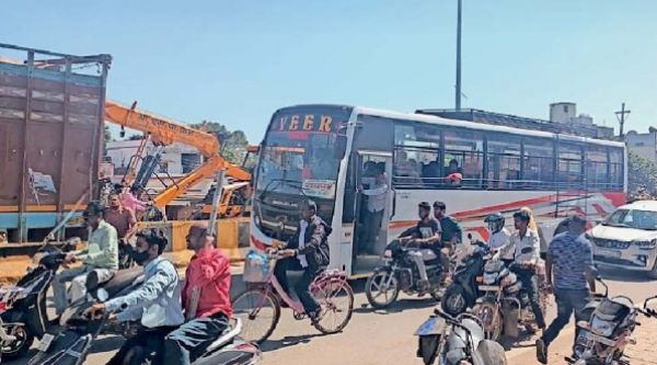 मॉर्निंग वॉक पर निकले व्यक्ति को बचाते ट्रक चबूतरे से टकराया, रिटर्निंग वॉल के गड्ढे में जा घुसा