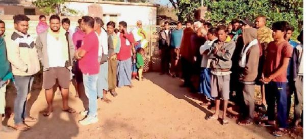 डोंगरीपाली के ग्रामीणों ने प्राथमिक स्कूल में जड़ा ताला  