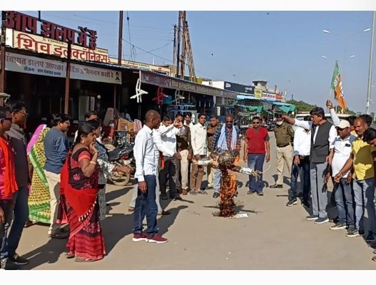 भाजपा कार्यकर्ताओं ने राज्य सरकार का फूंका पुतला