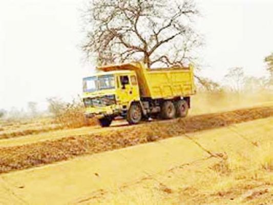 चालानी कार्रवाई से बचने नहर किनारे दौड़ा रहे ट्रक