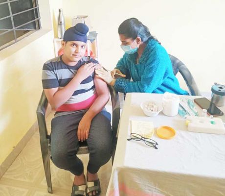 कोरोना टीका लगाकर वैक्सिनेशन की अपील