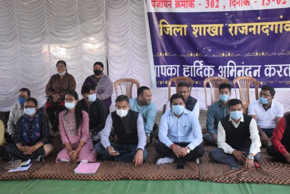 वकीलों की गिरफ्तारी की मांग लेकर अनिश्चितकालीन हड़ताल पर नांदगांव के अफसर