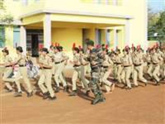 एनसीसी कैडेट्स ने किया मार्च पास्ट और ड्रिल का अभ्यास