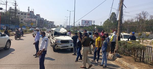 बोलेरो डिवाइडर से टकराकर पलटा, एक घायल