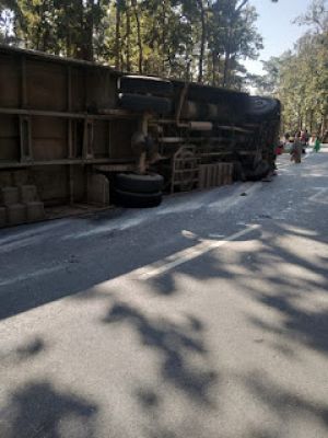 यात्री बस पलटी, एक मौत, 15 घायल
