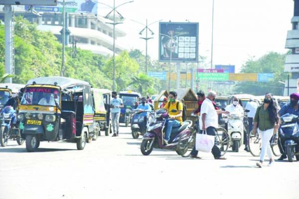 शास्त्री चौक में गड़बड़ाया यातायात का सिस्टम, पिल्लरों पर खड़े स्कॉय वॉक जंग लगने से बर्बाद, महीनों बाद भी काम ठप