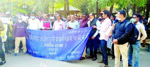रायगढ़ में मारपीट, रायपुर में प्रदर्शन, कलेक्टर को ज्ञापन