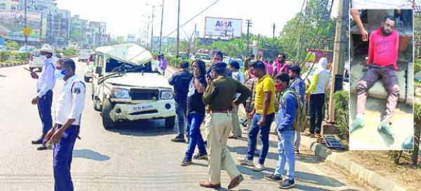 बोलेरो डिवाइडर से टकराकर पलटी, एक घायल