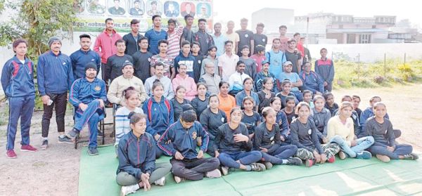 नवचेतना युवा मंच राजिम ने प्रशिक्षक सैनिक का किया सम्मान