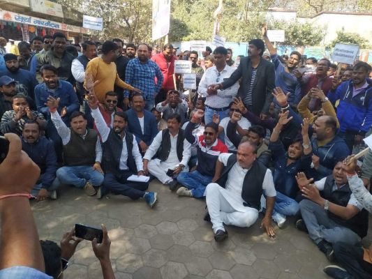 छोटे वाहन मालिकों-मजदूरों का रेत माफियाओं के खिलाफ फूटा गुस्सा