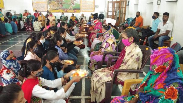 वैलेंटाईन-डे पर बेसहारा बुजुर्गों के धोए चरण और लिया आशीर्वाद